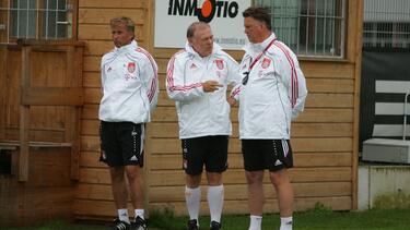 Hermann Gerland (m.) und Louis van Gaal (r.) arbeiteten beim FC Bayern zusammen
