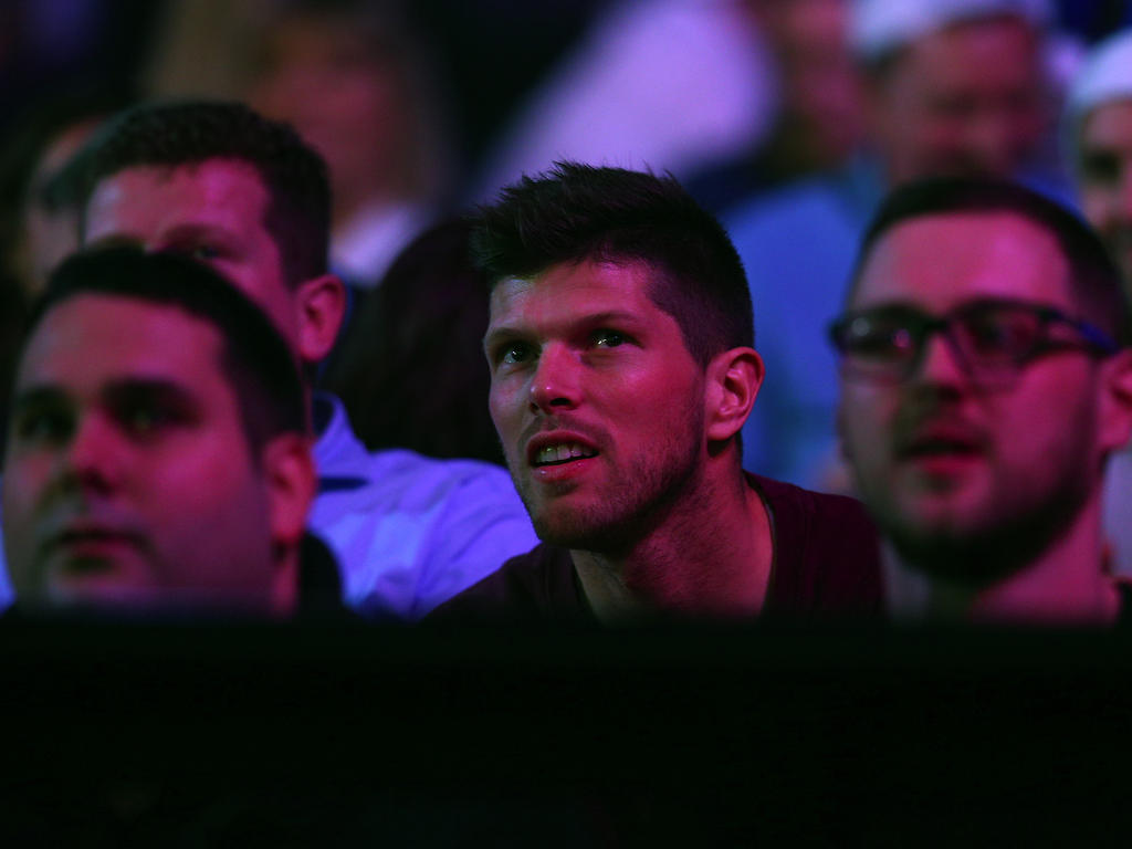 Klaas Jan Huntelaar vermaakt zich prima tijdens het WK darts. De spits van Schalke 04 is de mascotte van Raymond van Barneveld, die in de halve finale staat. (02-01-2016) Klaas Jan Huntelaar vermaakt zich prima tijdens het WK darts. De spits van Schalke 04 is de mascotte van Raymond van Barneveld, die in de halve finale staat. (02-01-2016)