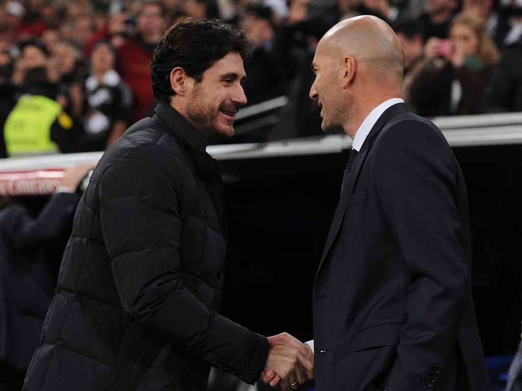 Víctor Sánchez del Amo saluda a Zidane en el Bernabéu. (Foto: Getty)