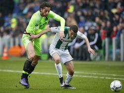 FC Groningen-aanvaller Oussama Idrissi in duel met Mitchell Dijks. Idrissi valt al vroeg in de wedstrijd in, nadat Bryan Linssen met een hamstringblessure naar de kant moet. (14-02-2016)