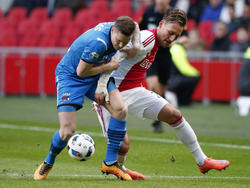 Mattias Johansson (l.) en Nemanja Gudelj (r.) doen er alles aan om de bal in bezit te hebben tijdens Ajax - AZ. (28-02-2016)
