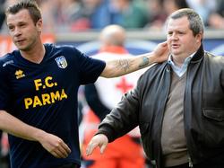 'Bad boy' Antonia Cassano begroet Parma-voorzitter Tomasso Ghirardi. (30-05-2014)