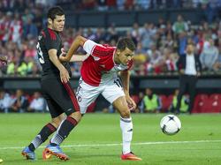 Mitchell te Vrede (l.) is Pedro Franco (r.) te snel af tijdens Feyenoord - Beşiktaş. (30-7-2014)