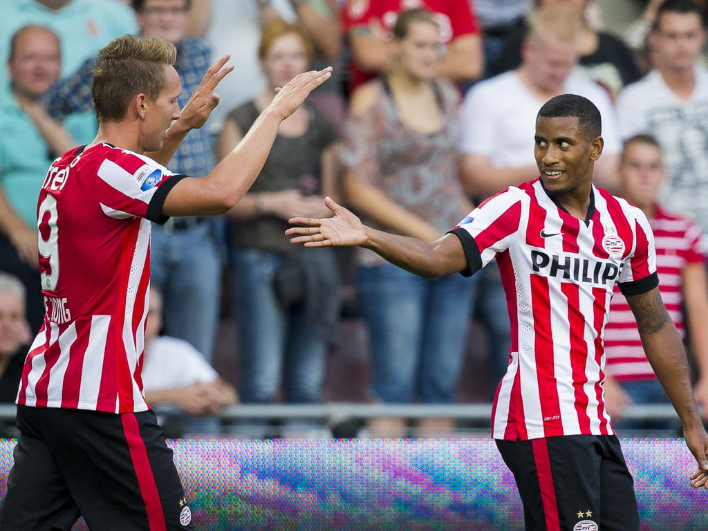 Luuk de Jong (l.) viert tijdens PSV Eindhoven - SKN St. Pölten zijn treffer met Luciano Narsingh. (31-7-2014) Luuk de Jong (l.) viert tijdens PSV Eindhoven - SKN St. Pölten zijn treffer met Luciano Narsingh. (31-7-2014)