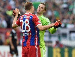 Manuel Neuer (r.) feiert gemeinsam mit dem Comebacker Holger Badstuber