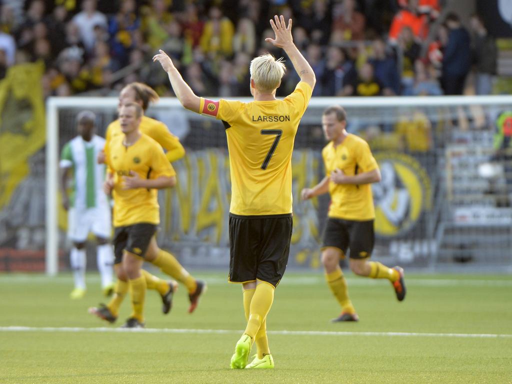 Johan Larsson (m.) is blij nadat Daniel Mobaeck IF Elfsborg op 2-0 heeft gezet tegen Rio Ave. (21-08-2014)