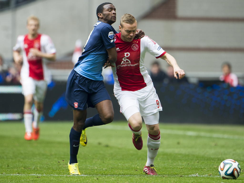 Cuco Martina heeft zijn armen nodig om Kolbeinn Sigþórsson af te stoppen in de topper tussen Ajax en FC Twente. (30-03-2014)