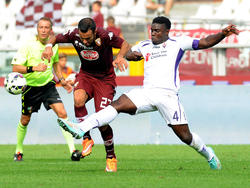 Micha Richards (r.) probeert Fabio Quagliarella van de bal te zetten tijdens Torino-Fiorentina in de Serie A. (29-09-14)