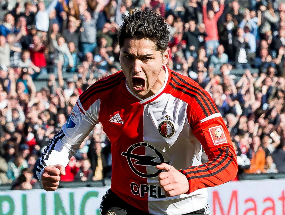 Anass Achahbar schreeuwt het uit nadat hij een belangrijk doelpunt heeft gescoord tijdens Feyenoord - PSV in de Eredivisie. (22-03-2015)
