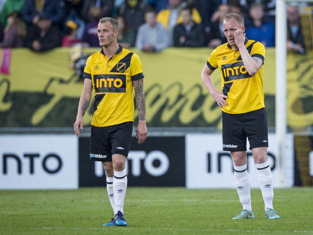 Joeri de Kamps (l.) en Henrico Drost (r.) balen opzichtig tijdens het competitieduel NAC Breda - Heracles Almelo. (25-04-2015)