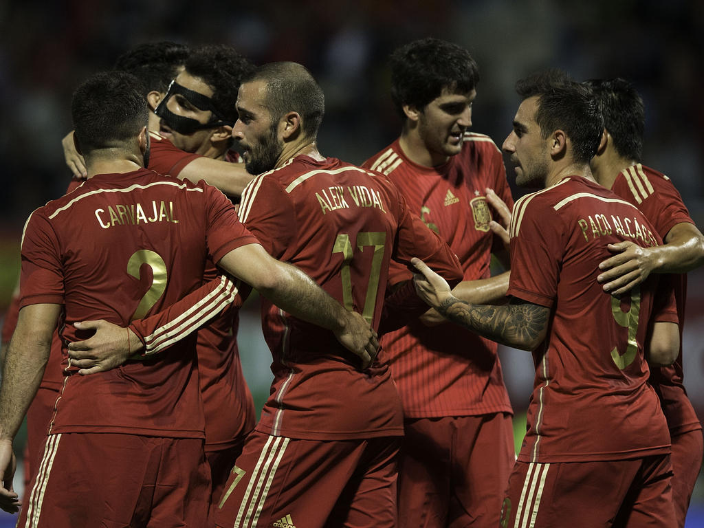 La Roja buscó aprovechar la movilidad de Fábregas entre líneas. (Foto: Getty)
