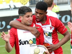 Saïd Bakkati (l.) moet getroost worden door Luis Pedro (r.) na afloop van het play-offduel Roda JC Kerkrade - FC Emmen. (25-05-2015)