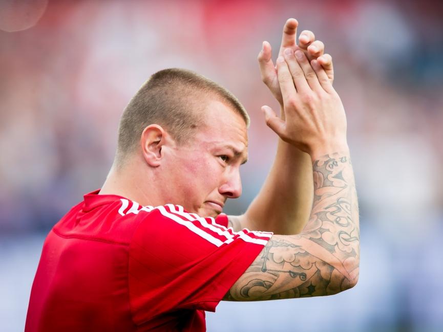 Jordy Clasie houdt het tijdens zijn afscheid in De Kuip niet droog. Met zijn nieuwe club Southampton FC oefent hij tegen Feyenoord. (23-07-2015)