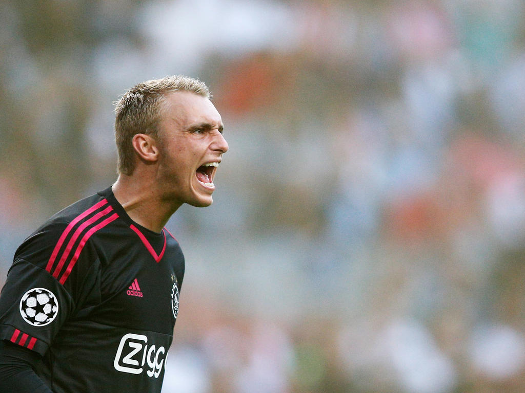 Jasper Cillesen brengt al schreeuwend zijn instructies over aan de verdediging van Ajax tijdens de thuiswedstrijd tegen Rapid Wien in de derde voorronde van de Champions League. (04-08-2015)