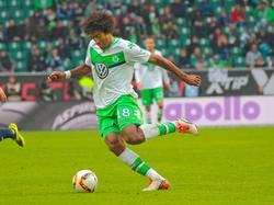 Dante heeft de bal tijdens het competitieduel VfL Wolfsburg - 1899 Hoffenheim. (17-10-2015)