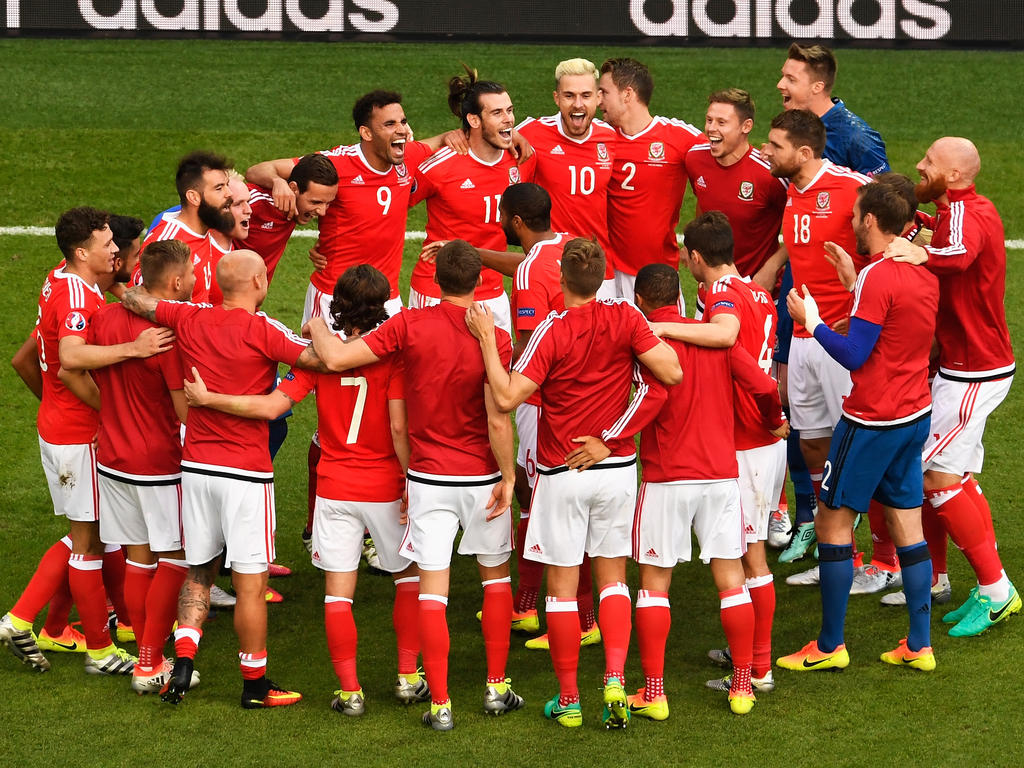 Los galeses celebraron con alegría su pase a cuartos de la Euro. (Foto: Getty) Los galeses celebraron con alegría su pase a cuartos de la Euro. (Foto: Getty)