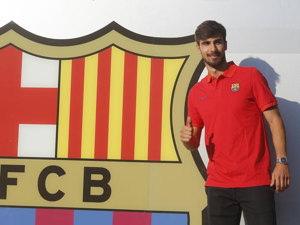 André Gomes posó ayer como nuevo jugador del FC Barcelona. (Foto: Imago)