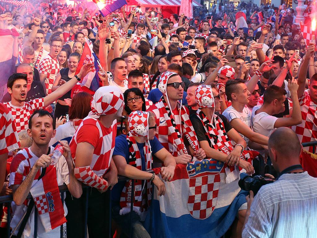Seguidores de Croacia viendo el partido ante Argentina desde Zagreb. (Foto: Imago)