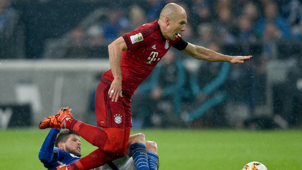 Szenen aus der Bundesliga: Huntelaar versucht Robben vom Ball zu trennen