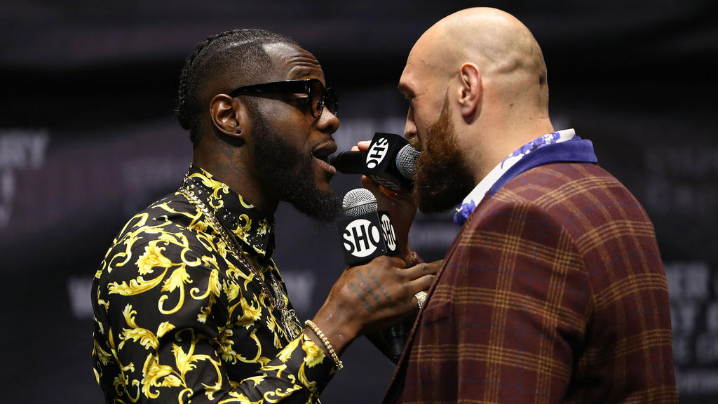 Die beiden Boxer Deontay Wilder (l) und Tyson Fury geraten schon während der Pressekonferenz zum Kampf um den Schwergewichts-Titel der WBC aneinander Die beiden Boxer Deontay Wilder (l) und Tyson Fury geraten schon während der Pressekonferenz zum Kampf um den Schwergewichts-Titel der WBC aneinander