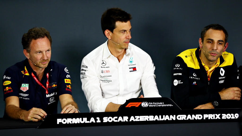 Toto Wolff (Mitte) fühlt mit seinem Ferrari-Kollegen Mattia Binotto Toto Wolff (Mitte) fühlt mit seinem Ferrari-Kollegen Mattia Binotto