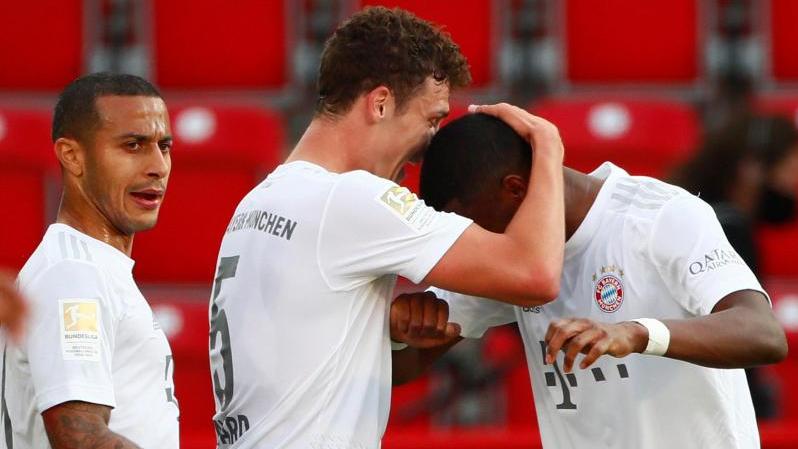 Auch Benjamin Pavard (M.) vom FC Bayern München hielt sich am ersten Geisterspieltag nicht genau an die Jubel-Vorgabe Auch Benjamin Pavard (M.) vom FC Bayern München hielt sich am ersten Geisterspieltag nicht genau an die Jubel-Vorgabe