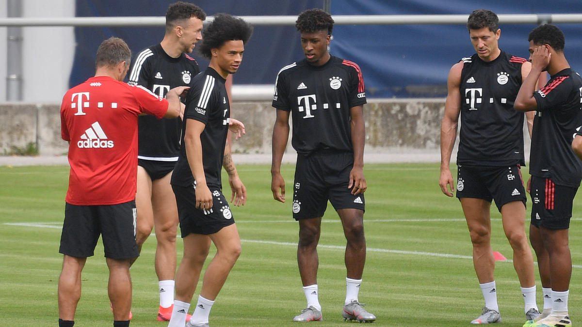 Bayerns Neuzugang Leroy Sané (3.v.l.) absolvierte bereits seine ersten Trainingseinheiten mit dem neuen Team Bayerns Neuzugang Leroy Sané (3.v.l.) absolvierte bereits seine ersten Trainingseinheiten mit dem neuen Team
