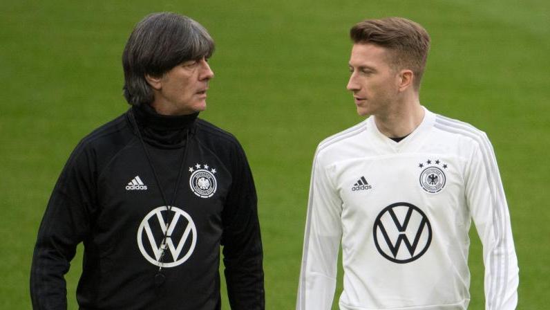 Marco Reus (r.) verzichtet nach Rücksprache mit Joachim Löw auf die EM Marco Reus (r.) verzichtet nach Rücksprache mit Joachim Löw auf die EM