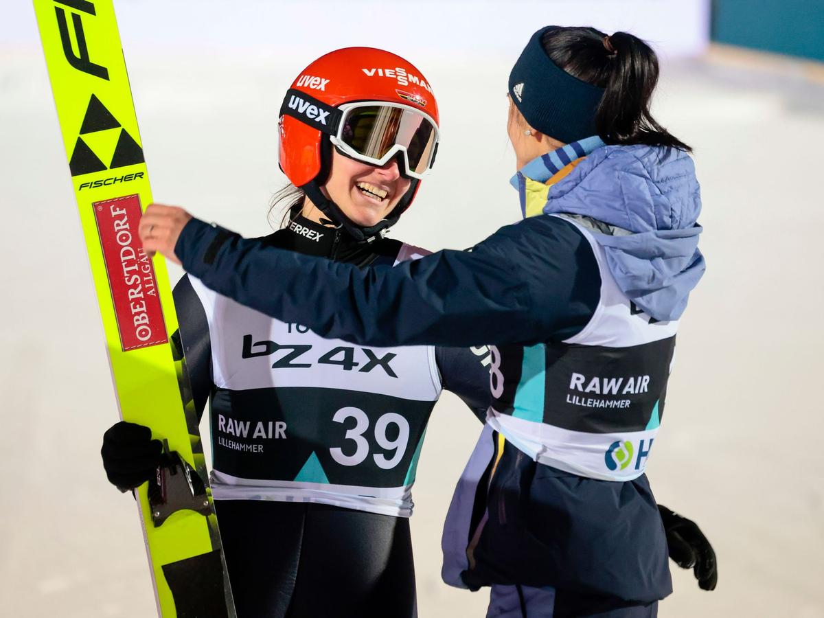 Skispringerin Katharina Althaus (l) hat die Fortsetzung ihrer Karriere angedeutet.
