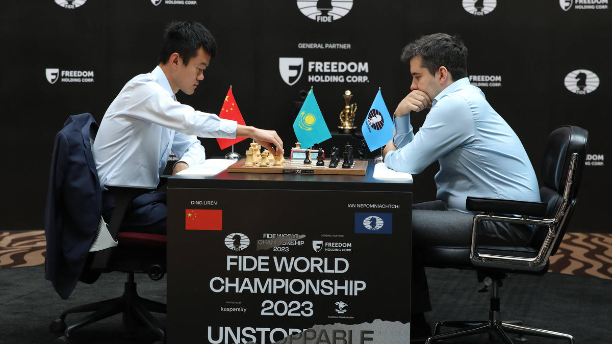 Ding und Nepo lieferten sich bei der Schach-WM 2023 einen abwechslungsreichen Schlagabtausch