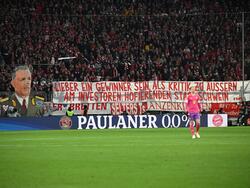 Bayern-Fans hingen ein Schmäh-Plakat gegen Union-Präsident Dirk Zingler auf