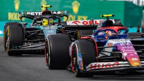 Yuki Tsunoda im Racing Bulls vor Lewis Hamilton im Mercedes in Miami 2024