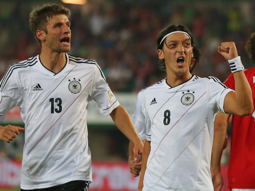 Mesut Özil (dcha.) tras marcar un gol con la camiseta alemana. (Foto: Getty)