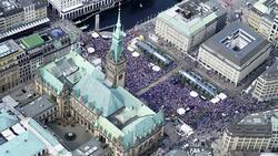 HSV-Fans stehen auf dem Rathausmarkt vor dem Hamburger Rathaus und feiern ihren Klub.