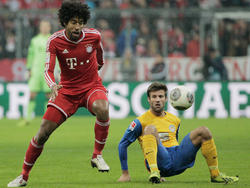Dante (l.) in duel met Marco Caligiuri (r.) tijdens Bayern München - Eintracht Braunschweig. (30-11-2013)