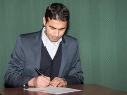 Saïd Ouaali heeft de cursus Coach Betaald Voetbal met succes volbracht en ondertekent zijn diploma. (22-11-2013)