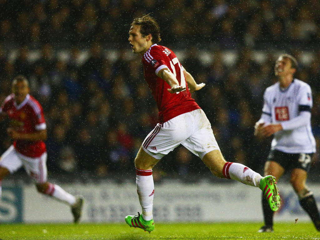 Daley Blind celebra su tanto al Derby haciendo la 'avioneta'. (Foto: Getty) Daley Blind celebra su tanto al Derby haciendo la 'avioneta'. (Foto: Getty)