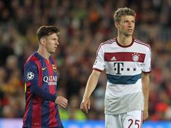Thomas Müller (r.) sieht Bayern auf einem Niveau mit Barcelona