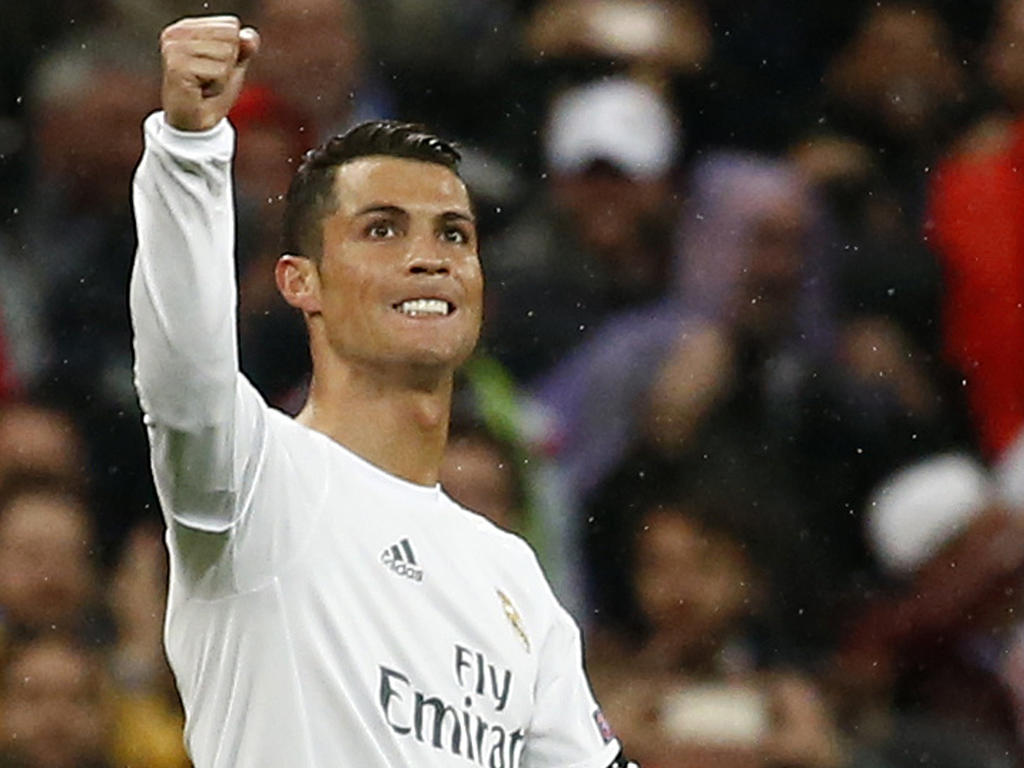 Cristiano Ronaldo maakt vlak na zijn eerste doelpunt ook de 2-0 voor Real Madrid in het Champions League-duel met VfL Wolfsburg. (12-04-2016)