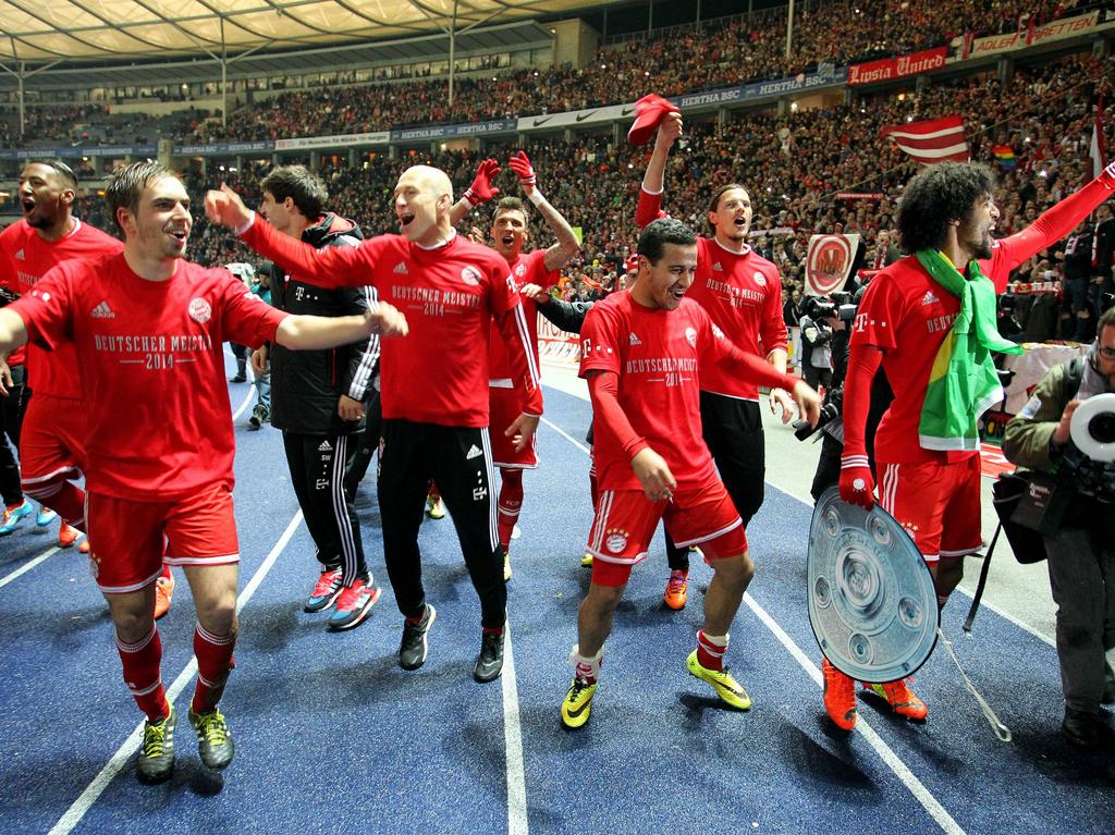 Bayern München viert het kampioensfeest op de sintelbaan van het Olympiastadion na afloop van Hertha BSC - Bayern München. (25-3-2014)