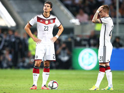Nachdenklich: Mario Gomez (l.) und Marco Reus rätseln über dne Auftritt der DFB-Elf 