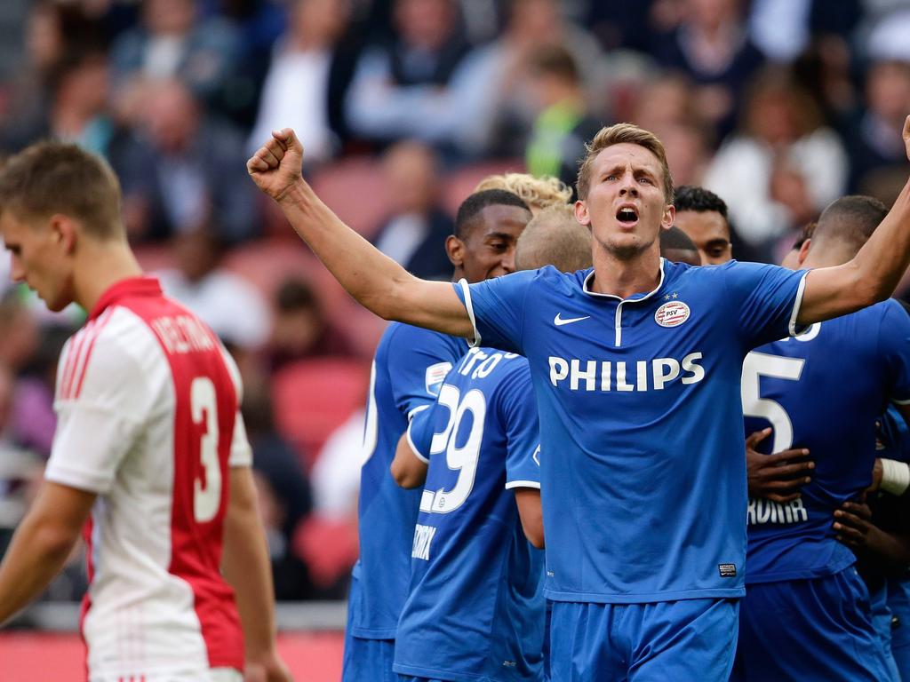 PSV viert een treffer tijdens Ajax - PSV Eindhoven. (24-8-2014)