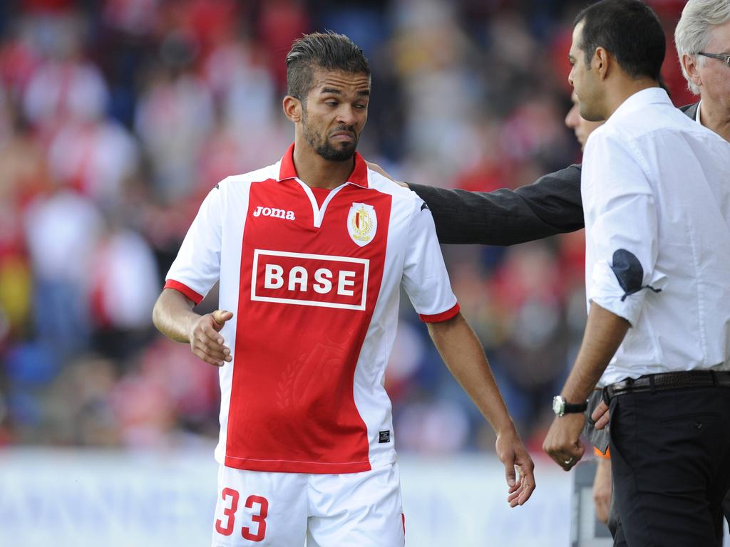 Mehdi Carcela-Gonzalez verlaat tijdens het competitieduel Waasland-Beveren - Standard Liège geblesseerd het veld. (21-09-2014)
