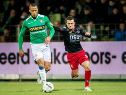 Daryl van Mieghem (r.) probeert Josimar Lima (l.) af te stoppen tijdens FC Dordrecht - Excelsior. (24-01-2015)