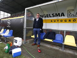 Het is niet druk in de dug-out van sc Heerenveen. Trainer Dwight Lodeweges kijkt rustig toe in de uitwedstrijd tegen SC Cambuur. (15-02-2015)