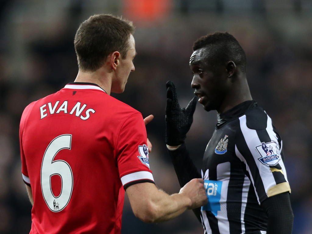 Jonny Evans (l.) en Papiss Demba Cissé krijgen het tijdens Newcastle United - Manchester United met elkaar aan de stok. Beide spelers spugen naar elkaar. (04-03-2015)