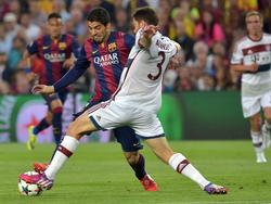 Luis Suárez probeert zich te ontdoen van Xabi Alonso, maar de middenvelder blijft de Uruguayaan stug achtervolgen. (06-05-2015)