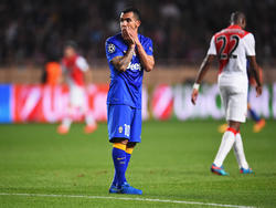 Carlos Tévez gelooft zijn ogen niet tijdens AS Monaco - Juventus. (22-04-2015)