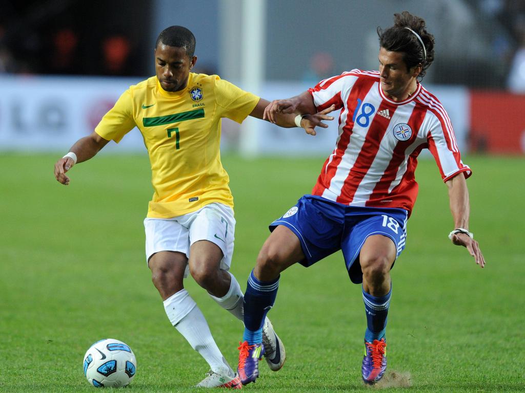 Nelson Valdez y Robinho en la Copa América de 2011. (Foto: Imago)