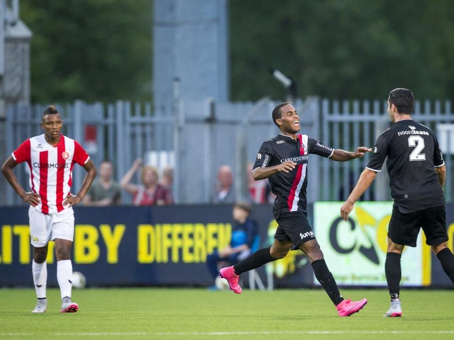 Boy Deul (m.) en Johan Kulhan (r.) vieren de 0-1 tijdens het competitieduel FC Oss - FC Emmen. (07-08-2015)